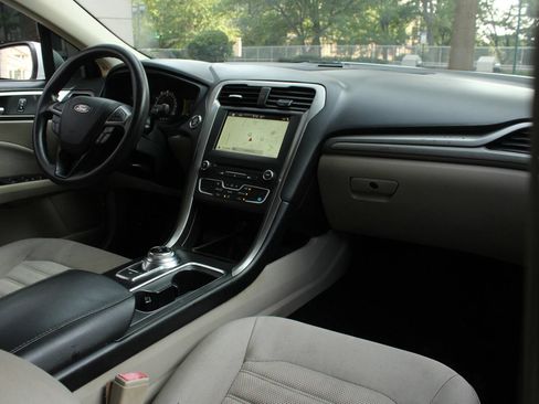 Used 2018 Ford Fusion SE FWD image 23