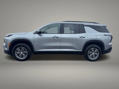 Used 2025 Chevrolet Traverse LT image 2