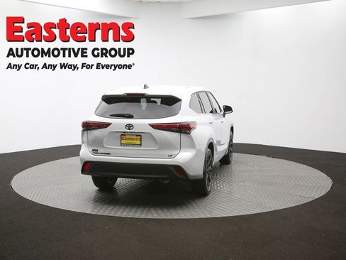 Used 2023 Toyota Highlander LE image 38