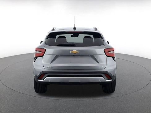 Used 2025 Chevrolet Trax LT FWD image 8