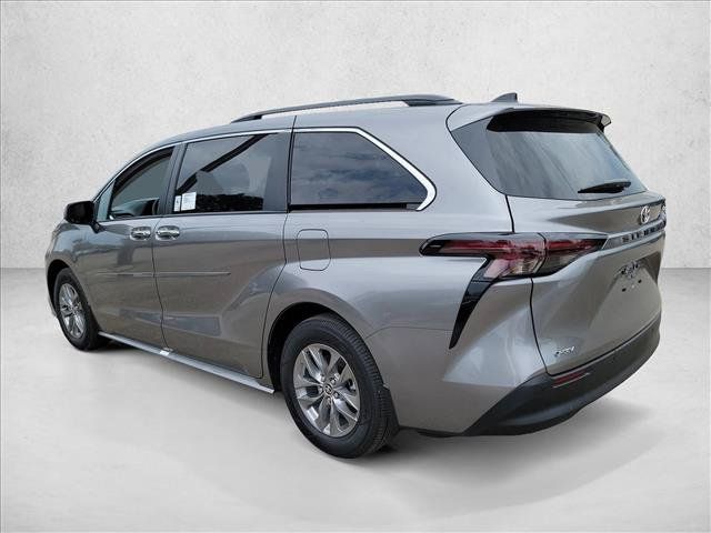 Used 2026 Toyota Sienna XLE FWD image 7