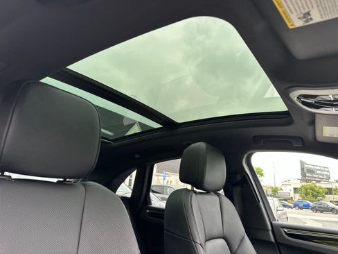 Certified 2025 Porsche Macan AWD/4WD image 18