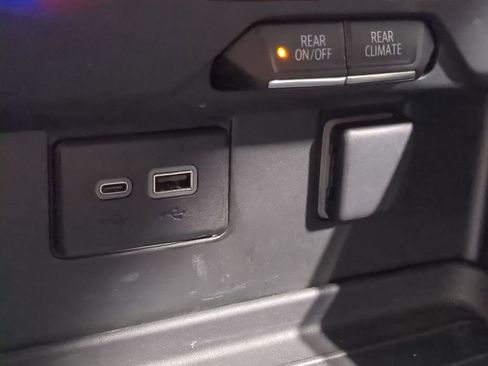 Used 2023 GMC Yukon SLE image 37