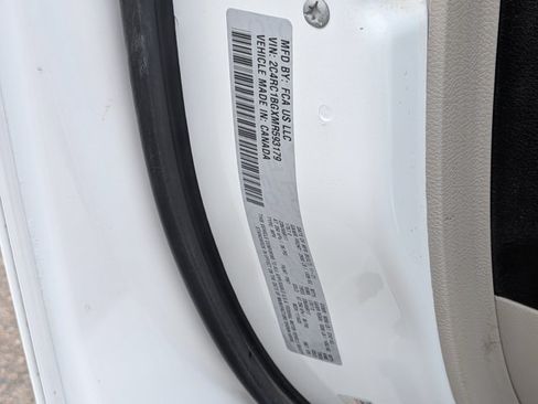 Used 2021 Chrysler Pacifica Touring-L w/ Uconnect Theater Family Group FWD image 22