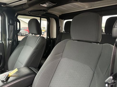 Used 2022 Jeep Gladiator Sport image 3