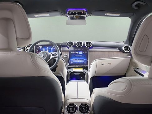 Used 2025 Mercedes-Benz GLC 350e 4MATIC image 18