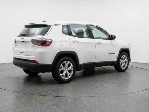 Used 2025 Jeep Compass Latitude AWD/4WD image 9