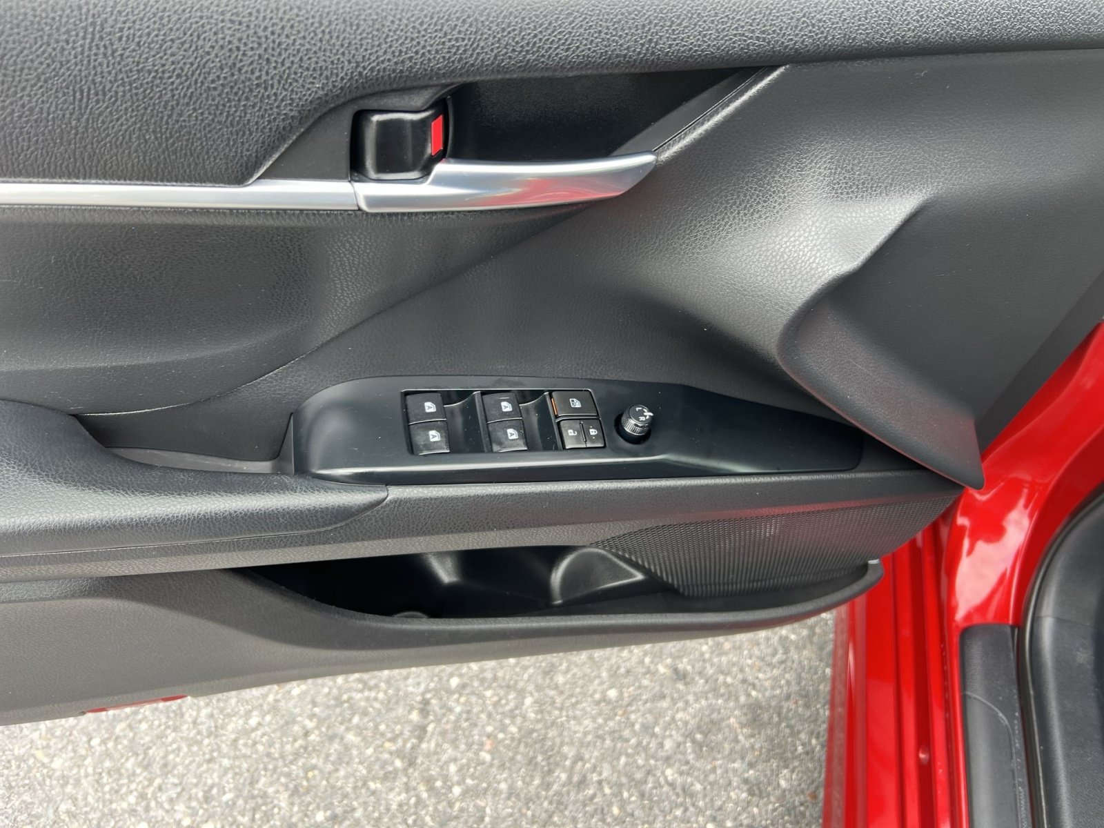 Used 2020 Toyota Camry SE FWD image 15