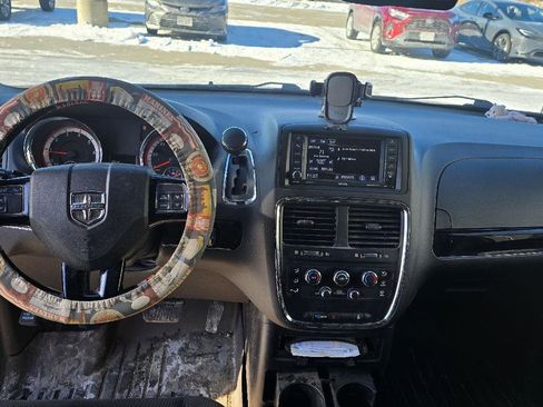 Used 2019 Dodge Grand Caravan SE image 4