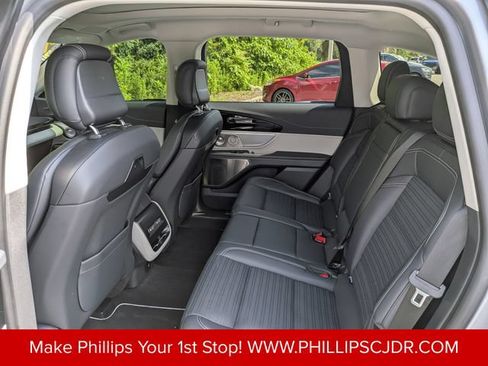 Used 2025 Lincoln Nautilus Reserve AWD/4WD image 13