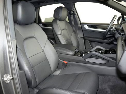 Used 2024 Porsche Cayenne AWD/4WD image 43