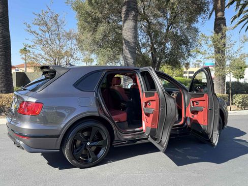 Used 2018 Bentley Bentayga AWD/4WD image 26