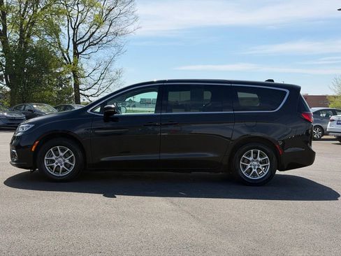 Used 2023 Chrysler Pacifica Touring-L image 3