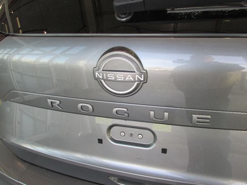 Used 2024 Nissan Rogue SV image 10