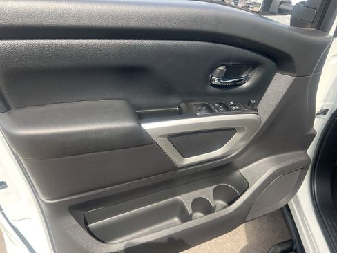 Used 2024 Nissan Titan SV w/ SV Convenience Package image 7