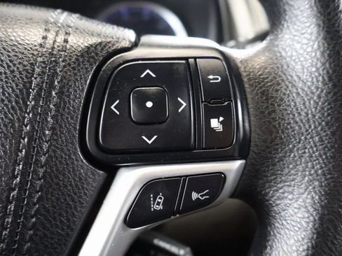 Used 2017 Toyota Highlander LE FWD image 19