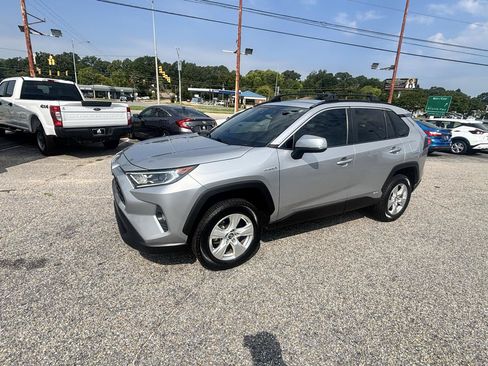 Used 2020 Toyota RAV4 XLE AWD/4WD image 10