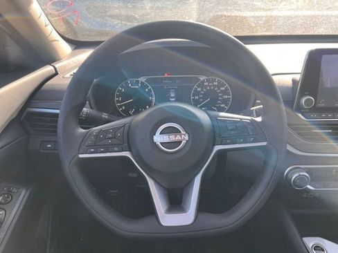 Used 2025 Nissan Altima 2.5 SV image 12