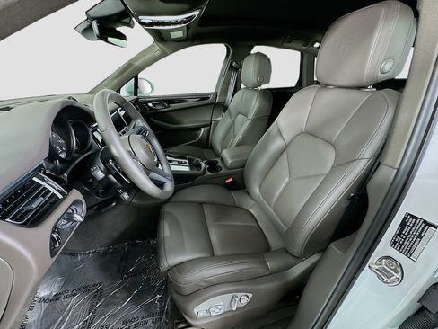 Certified 2025 Porsche Macan AWD/4WD image 5