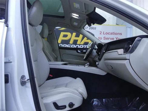 Used 2022 Volvo XC60 B6 Inscription w/ Climate Package image 8