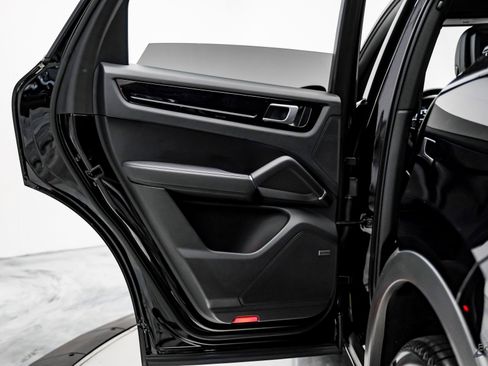 Used 2022 Porsche Cayenne w/ Premium Package image 58