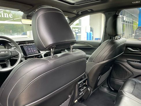 Used 2025 Jeep Grand Cherokee Altitude RWD image 28