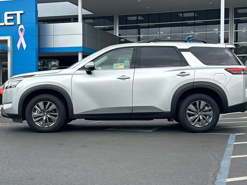 Used 2022 Nissan Pathfinder SV image 6