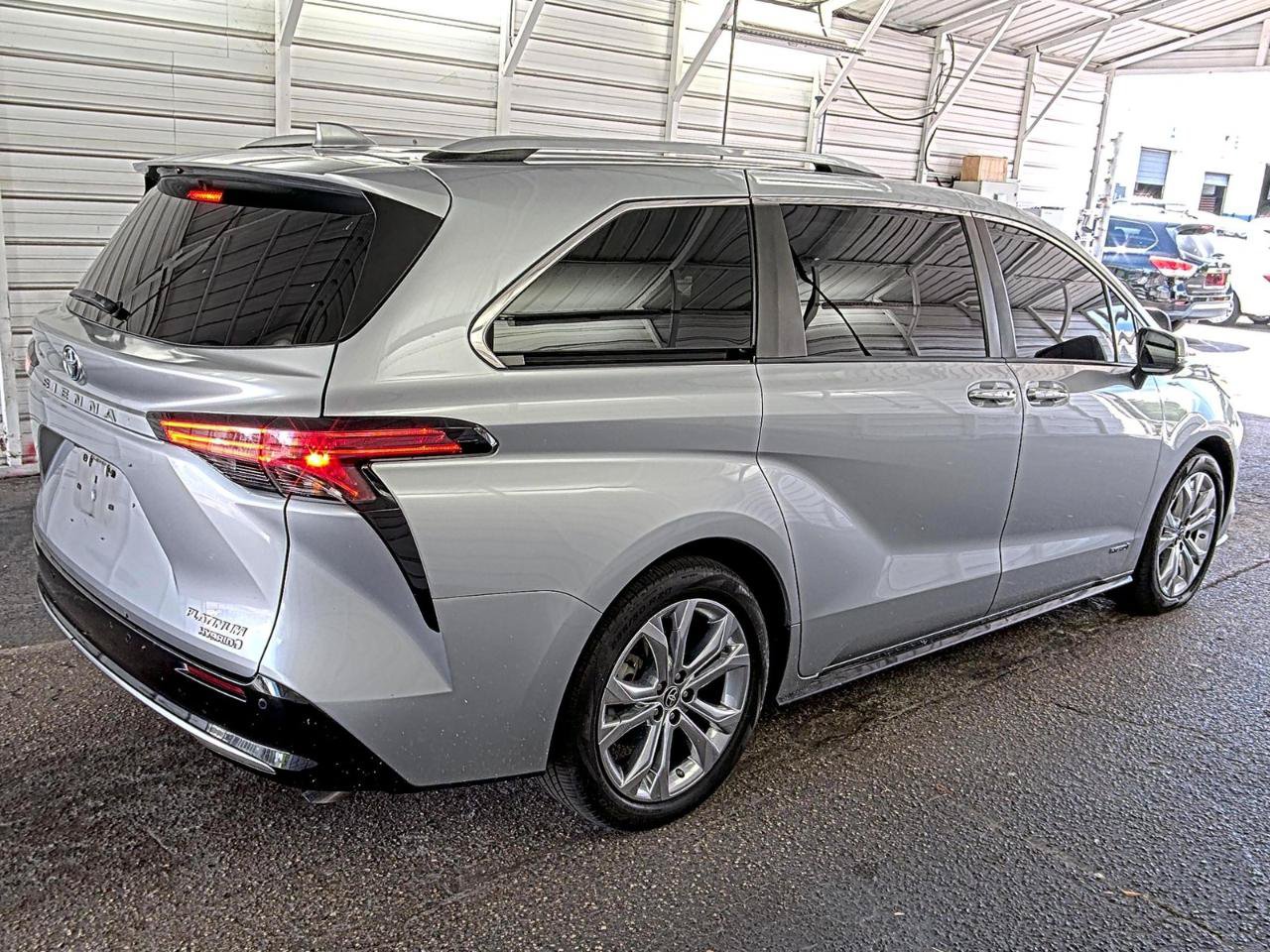 Used 2021 Toyota Sienna Platinum FWD image 3