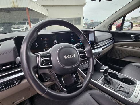Used 2025 Kia Carnival FWD image 15