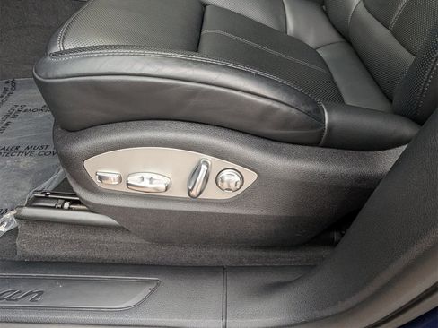 Used 2025 Porsche Macan image 13