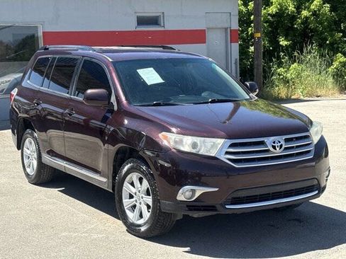 Used 2013 Toyota Highlander Plus AWD/4WD image 2