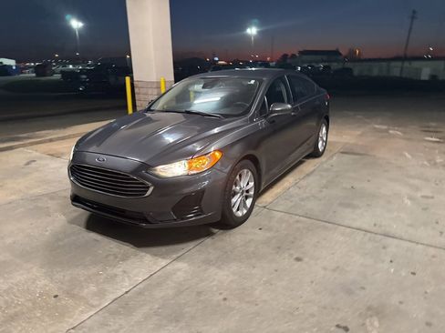 Used 2020 Ford Fusion SE image 6