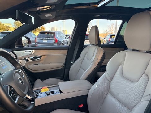 Certified 2025 Volvo XC90 T8 Ultra w/ Lounge Package image 19