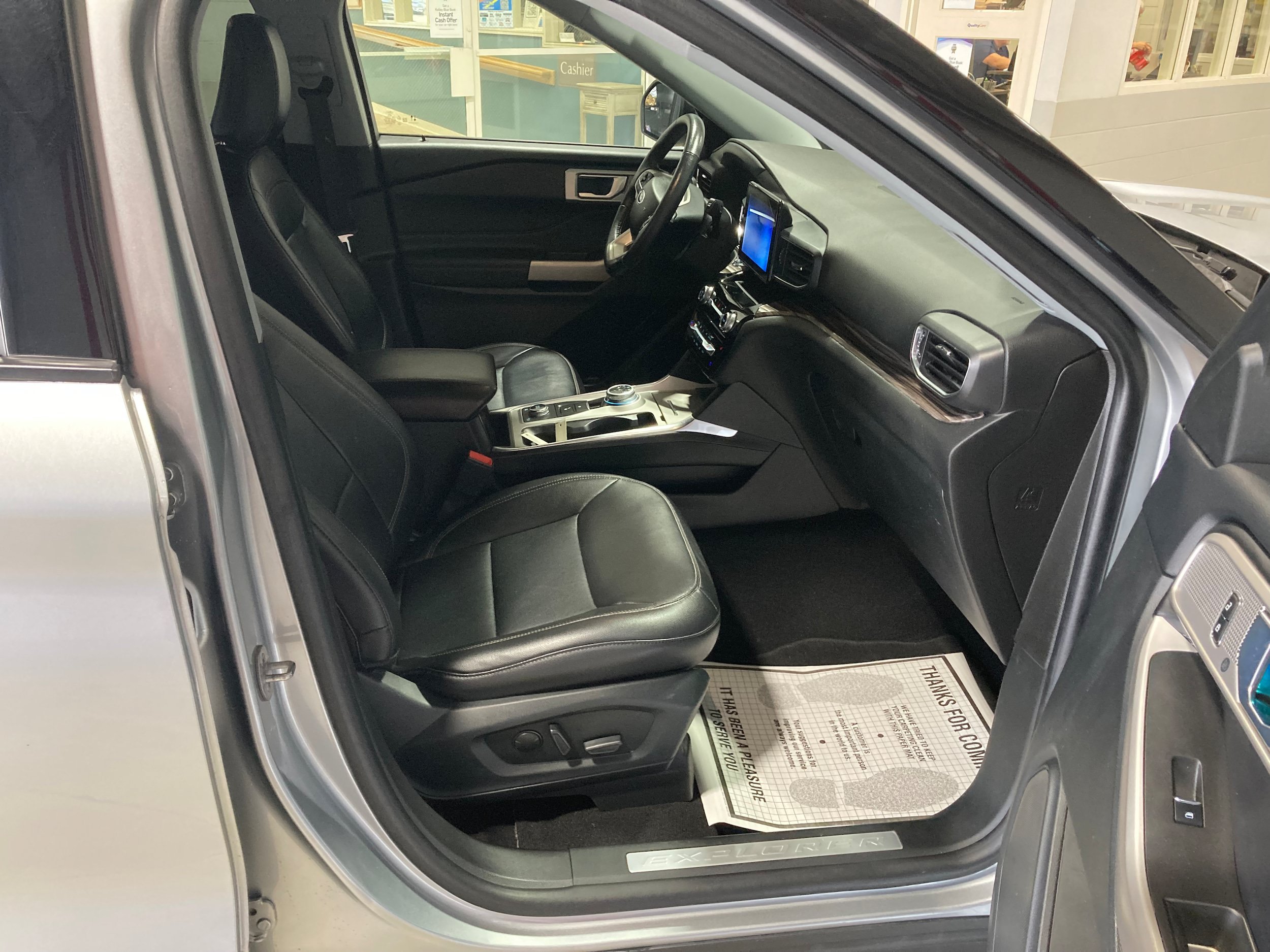 Used 2023 Ford Explorer Limited w/ Equipment Group 301A AWD/4WD image 4