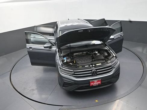 Used 2024 Volkswagen Tiguan SE AWD/4WD image 40