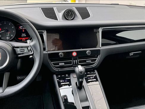 Certified 2026 Porsche Macan AWD/4WD image 10