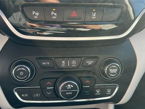 Used 2021 Jeep Cherokee Limited w/ Elite Package image 12