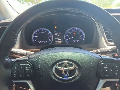 Used 2019 Toyota Highlander Plus FWD image 16
