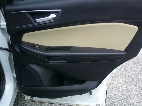 Used 2020 Ford Edge SE FWD image 18