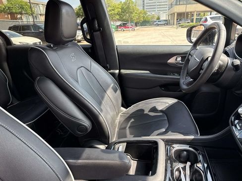 Used 2023 Chrysler Pacifica Limited w/ S Appearance Package FWD image 11