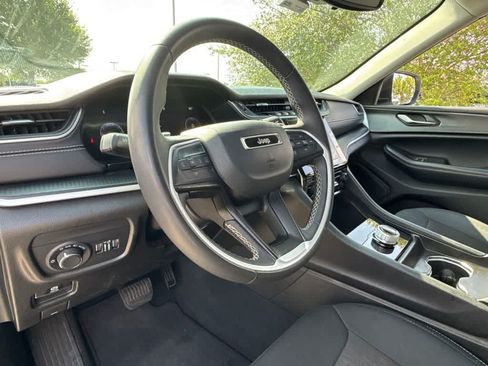 Used 2024 Jeep Grand Cherokee Laredo RWD image 13