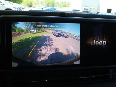 Used 2025 Jeep Wrangler Unlimited Rubicon AWD/4WD image 13
