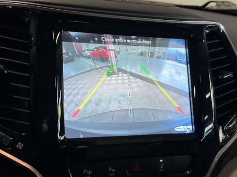 Used 2021 Jeep Cherokee Limited image 31