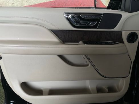 Used 2018 Lincoln Navigator Select w/ Technology Package image 42