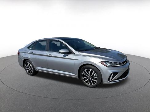 Used 2025 Volkswagen Jetta SE image 2