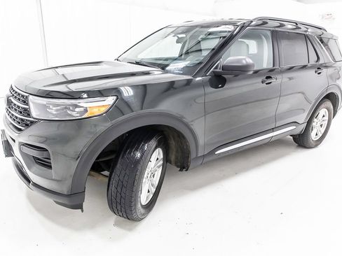 Used 2022 Ford Explorer XLT AWD/4WD image 2