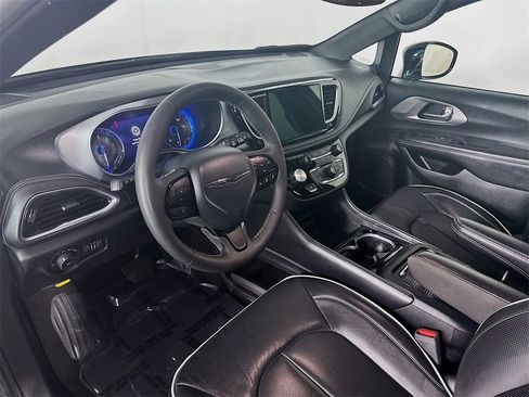 Used 2025 Chrysler Pacifica Limited image 29