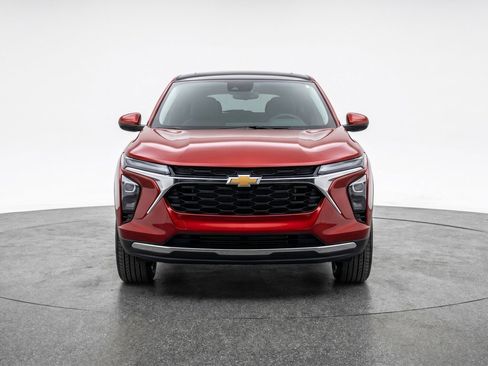 Used 2025 Chevrolet Trax LT FWD image 2
