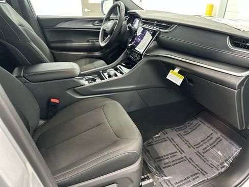 New 2025 Jeep Grand Cherokee Laredo w/ Luxury Tech Group I image 9