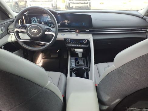 Certified 2025 Hyundai Elantra Limited image 18